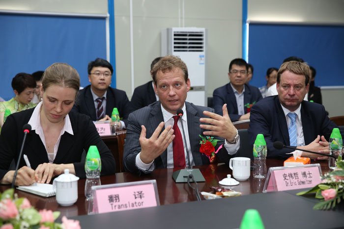 德國(guó)工商大會(huì)主席史偉哲談?wù)绾沃С謱?shí)體經(jīng)濟(jì)發(fā)展